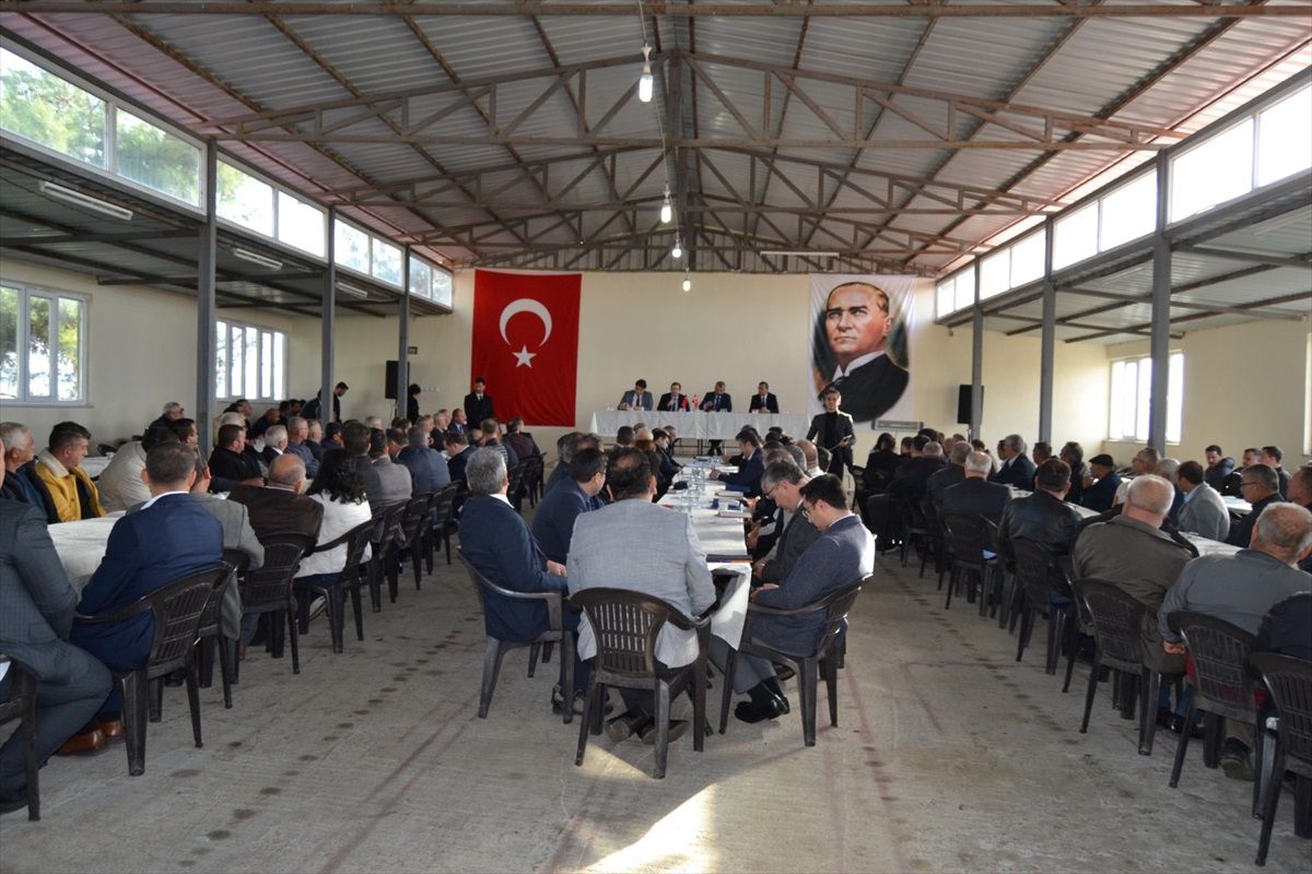 Edirne Valisi Yunus Sezer, Uzunköprü ilçesinde muhtarlarla bir araya geldi