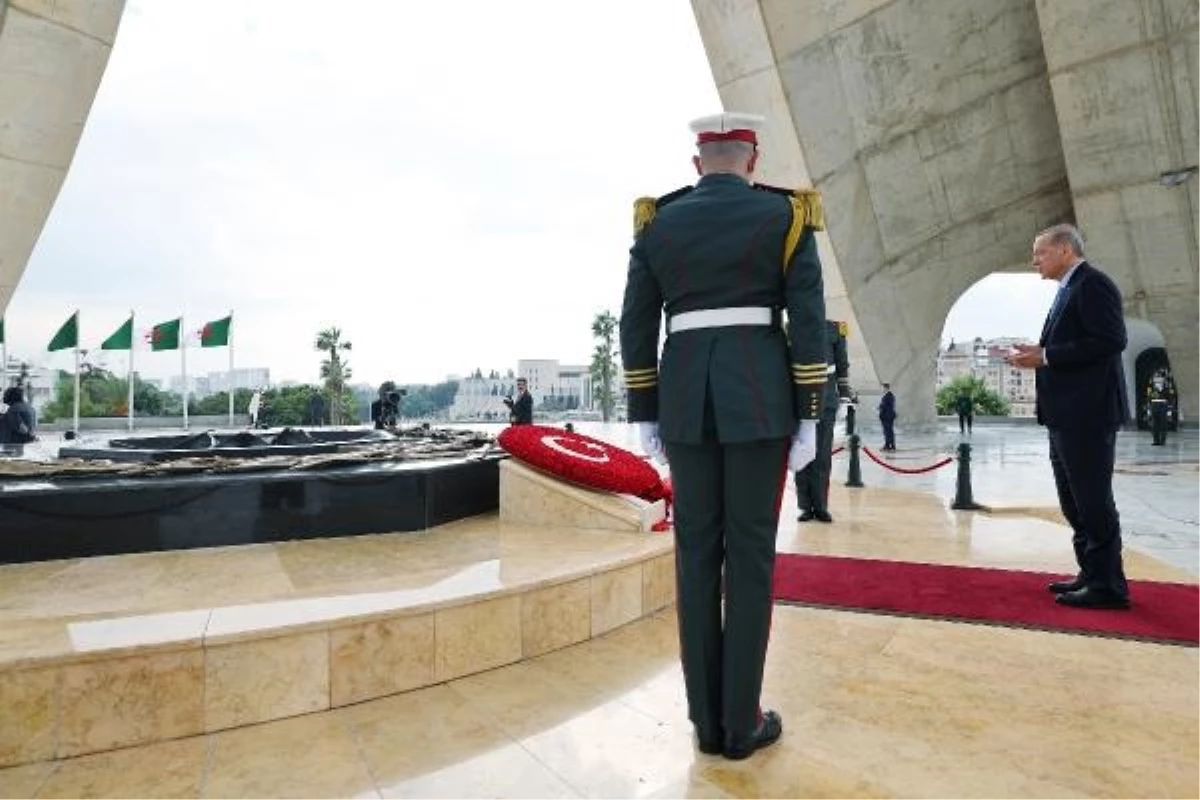 Erdoğan, Cezayir\'de Şehitler Anıtı\'na çelenk bıraktı
