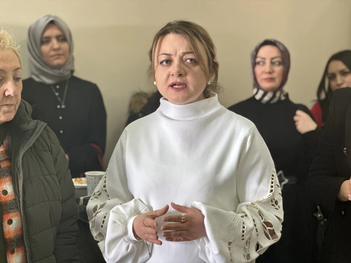 Erzurum\'da Kadınlar Evlerindeki Malzemeleri Tamir Ederek Kullanmaya Devam Ediyor