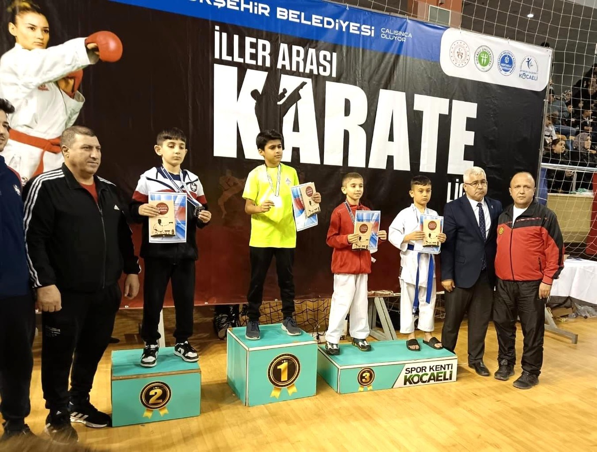 Eskişehirli Kareteciler İller Arası Karate Ligi\'nde 8 Madalya Kazandı