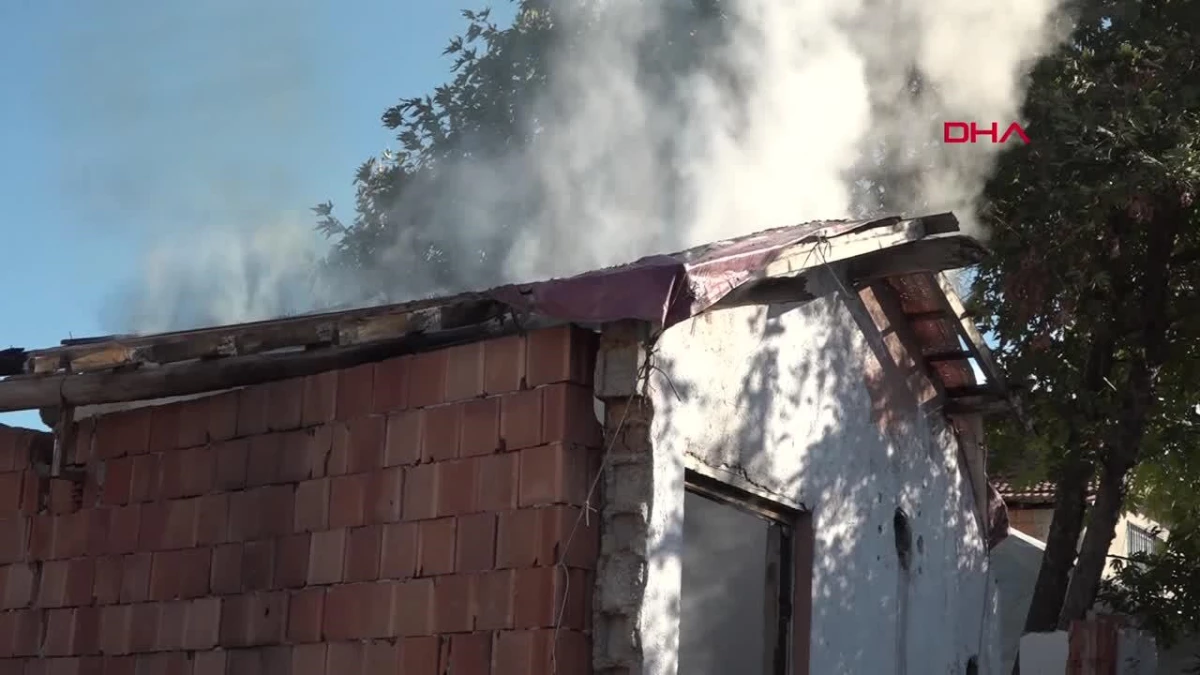 Antalya\'da Gecekonduda Yangın: İtfaiye Ekipleri Söndürdü