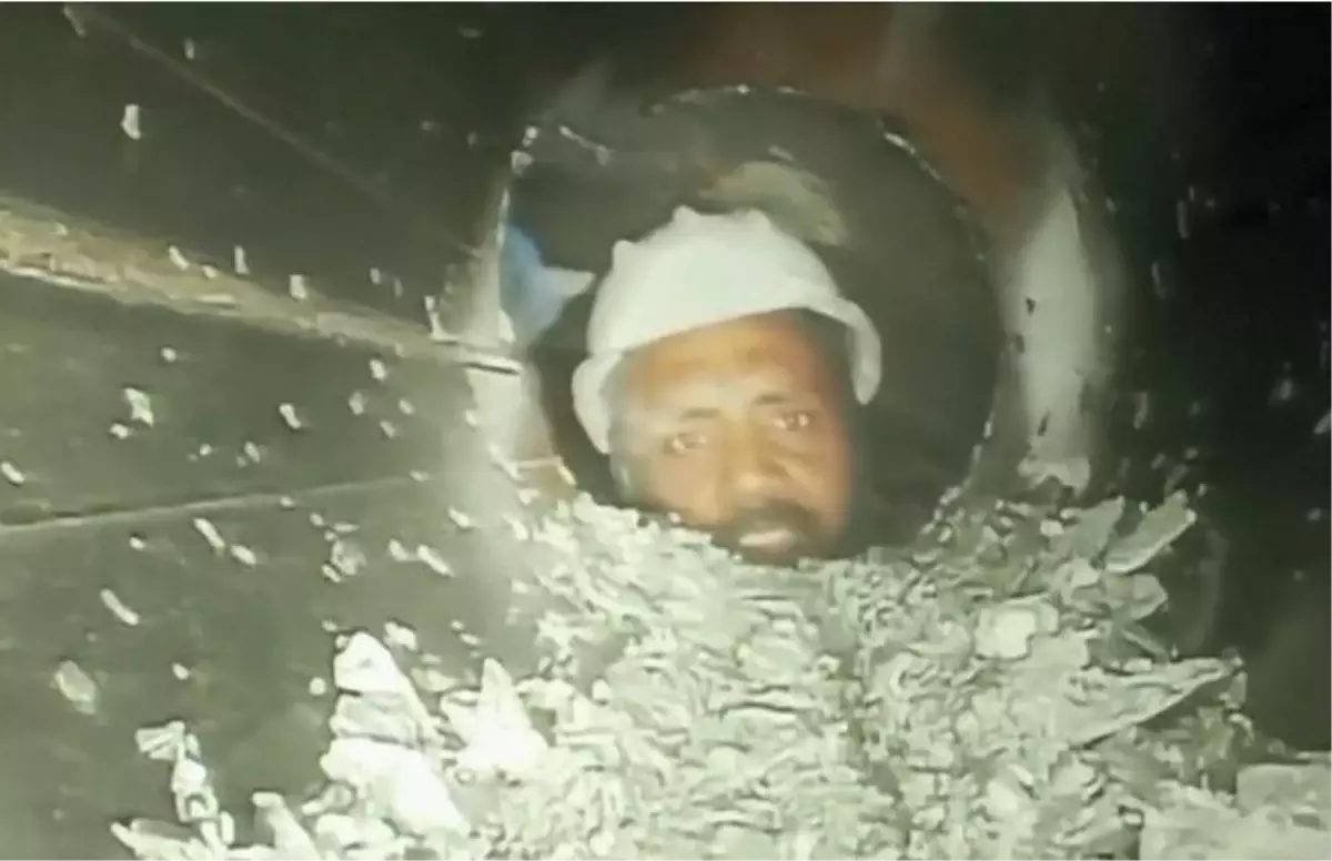 Hindistan\'da 12 gündür çöken tünelin enkazında mahsur kalan işçilerin enkaz altındaki görüntüleri yayınlandı