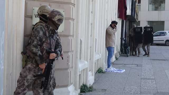 İzmir'de İsrail bayrağına basıp başına silah dayayan Pakistan uyruklu şahıs tutuklandı İzmir'de İsrail bayrağına basıp başına silah dayayan Pakistan uyruklu şahıs tutuklandı
