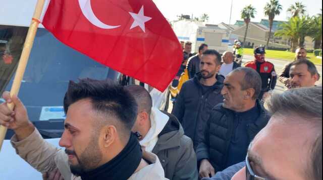 İzmir'de İsrail bayrağına basıp başına silah dayayan Pakistan uyruklu şahıs tutuklandı İzmir'de İsrail bayrağına basıp başına silah dayayan Pakistan uyruklu şahıs tutuklandı