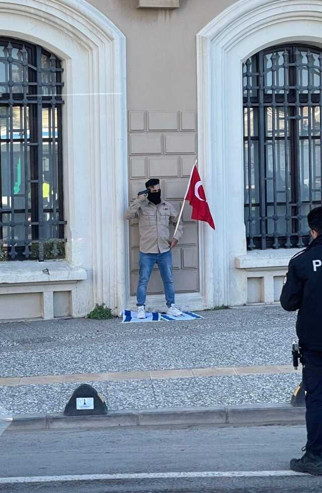 İzmir'de İsrail bayrağına basıp başına silah dayayan Pakistan uyruklu şahıs tutuklandı İzmir'de İsrail bayrağına basıp başına silah dayayan Pakistan uyruklu şahıs tutuklandı