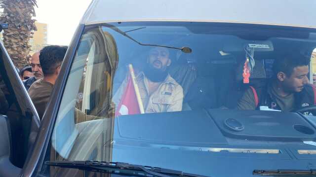 İzmir'de İsrail bayrağına basıp başına silah dayayan Pakistan uyruklu şahıs tutuklandı İzmir'de İsrail bayrağına basıp başına silah dayayan Pakistan uyruklu şahıs tutuklandı