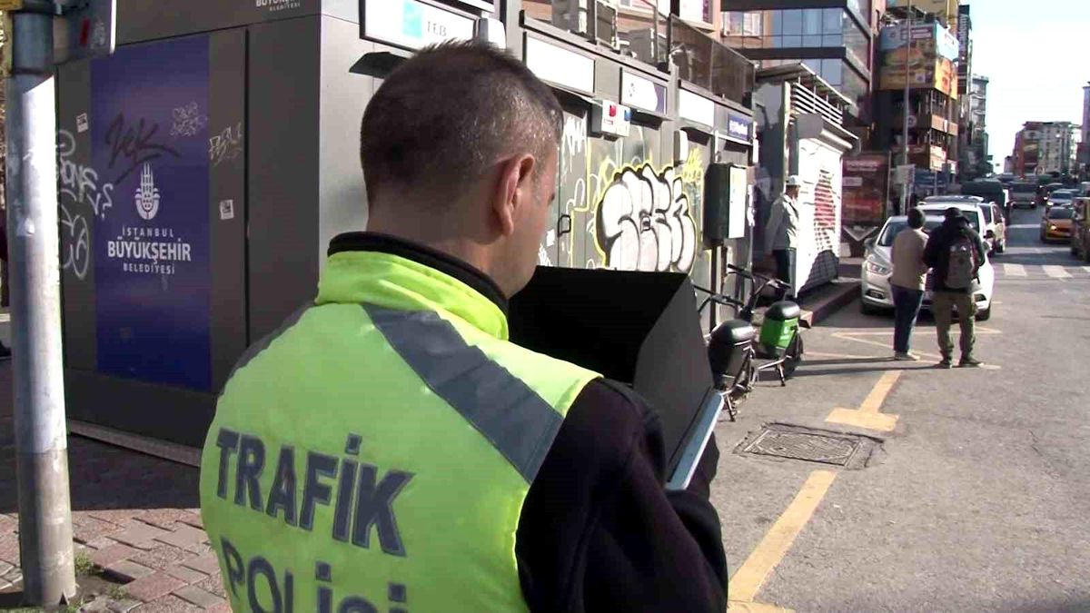 Kadıköy\'de Yaya Geçidi Denetimi: Sürücülere Para Cezası