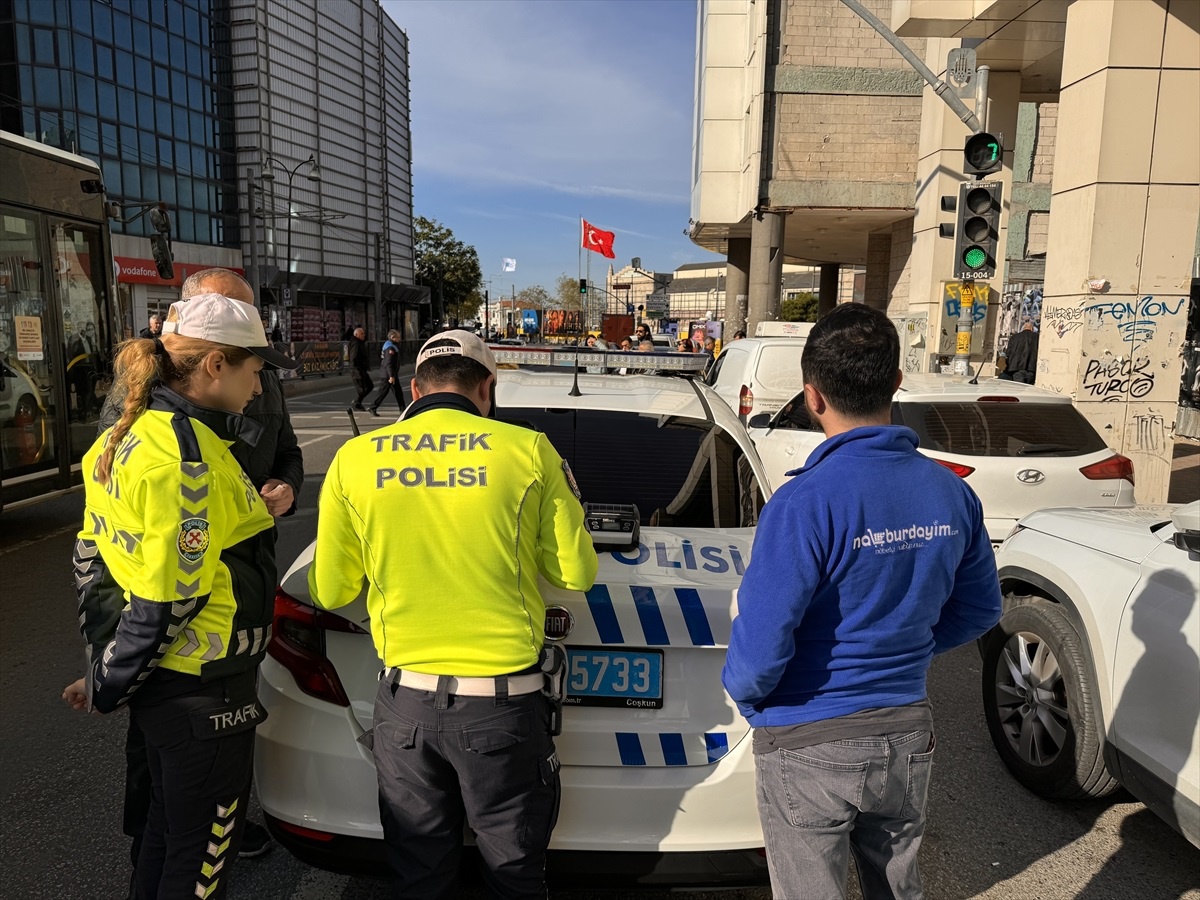 Kadıköy\'de Dron Destekli Trafik Denetiminde Yayalara Geçiş Hakkı Vermeyen 8 Sürücüye Cezai İşlem Uygulandı