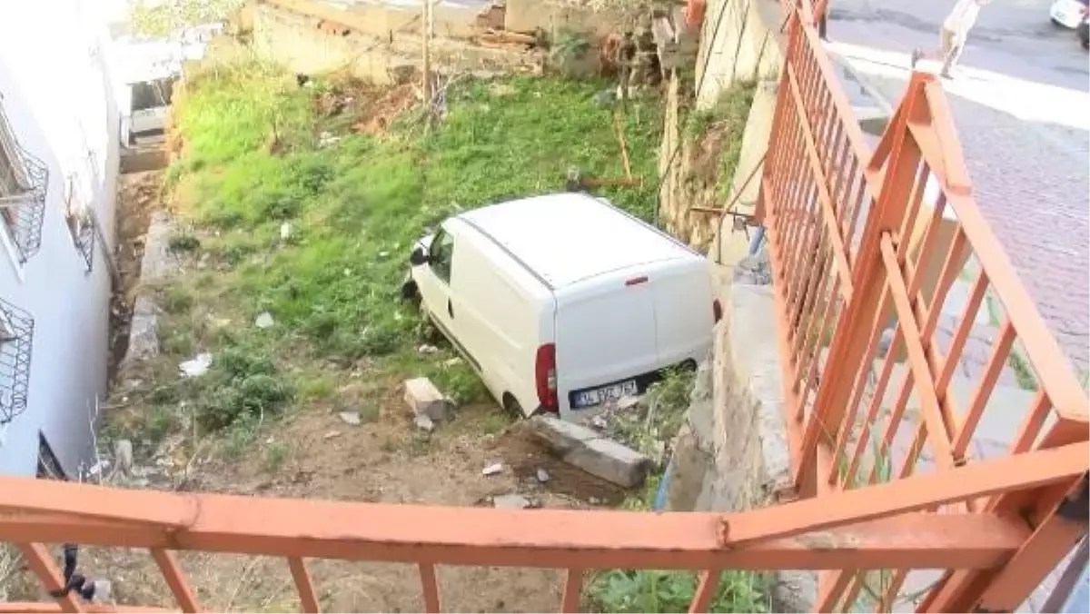 Kağıthane\'de freni tutmayan araç apartman bahçesine düştü