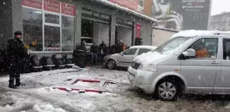 Erzurum'da Kar Yağışı Nedeniyle Sürücüler Lastikçilere Akın Etti