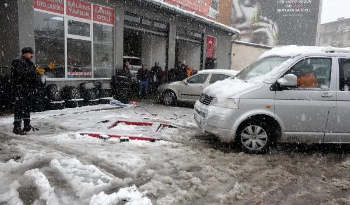 Erzurum\'da Kar Yağışı Nedeniyle Sürücüler Lastikçilere Akın Etti