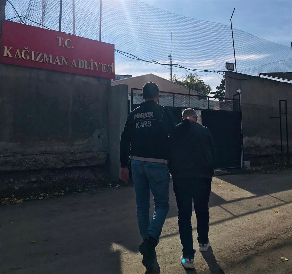 Kars\'ta Kargo ile Eroin ve Sentetik Uyuşturucu Operasyonu