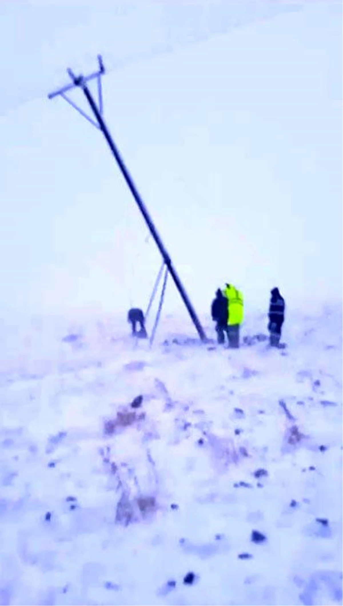 Kars\'ta Devrilen Elektrik Direği İçin Zorlu Çalışma