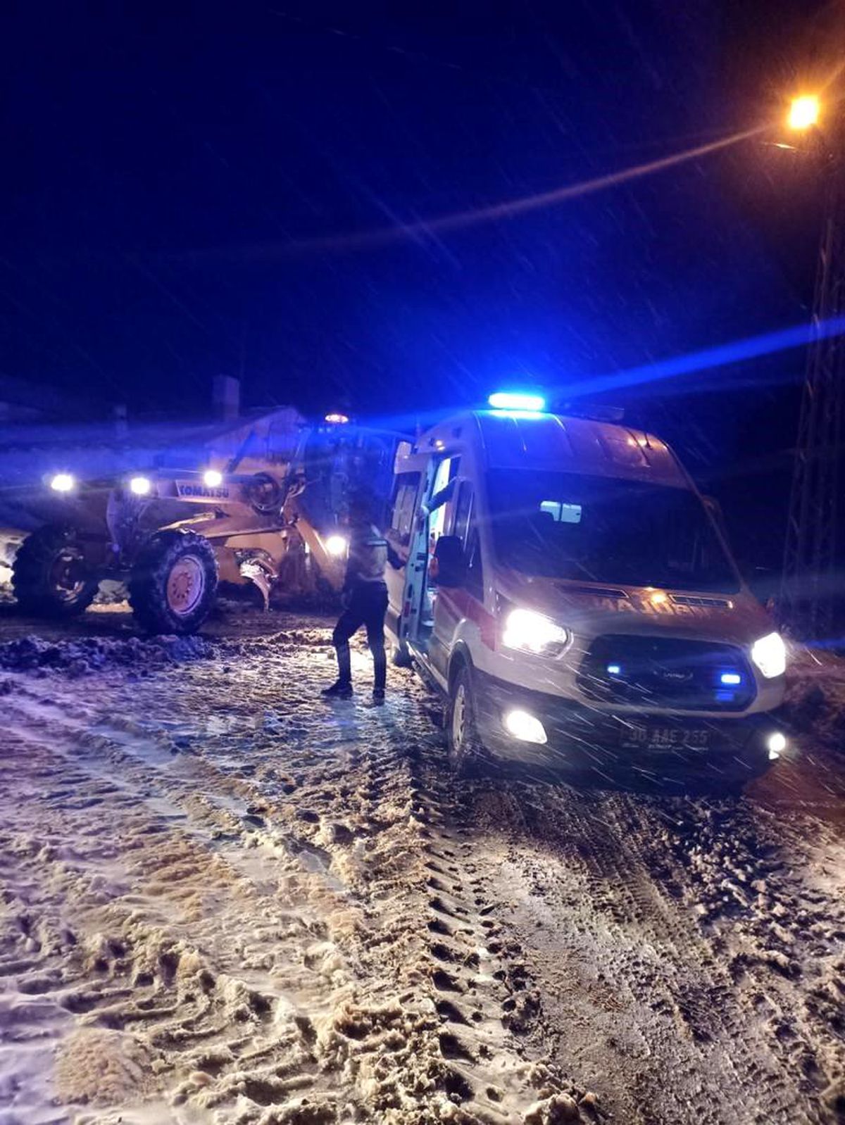 Kars\'ta Kar Yüzünden Mahsur Kalan Vatandaş Kurtarıldı