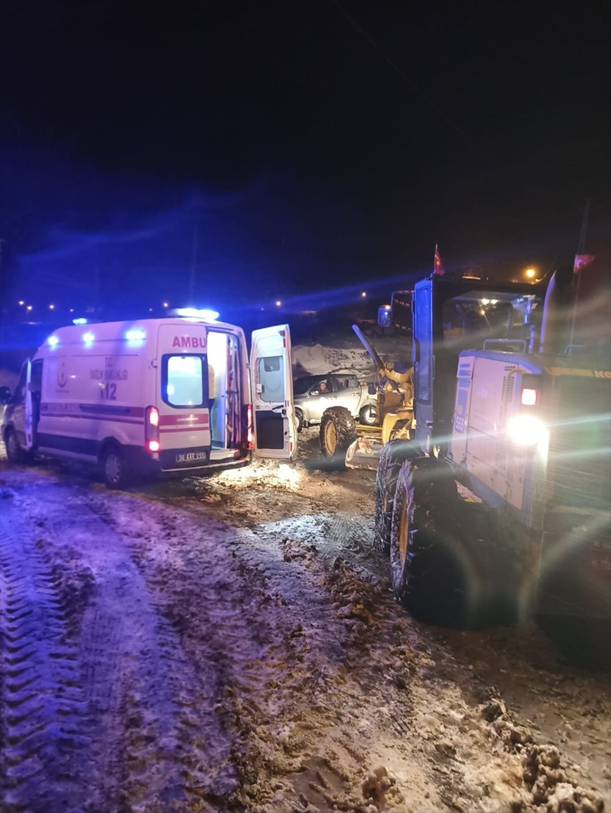 Kars\'ta kar nedeniyle yolu kapanan köyde ayağı kırılan hasta hastaneye ulaştırıldı