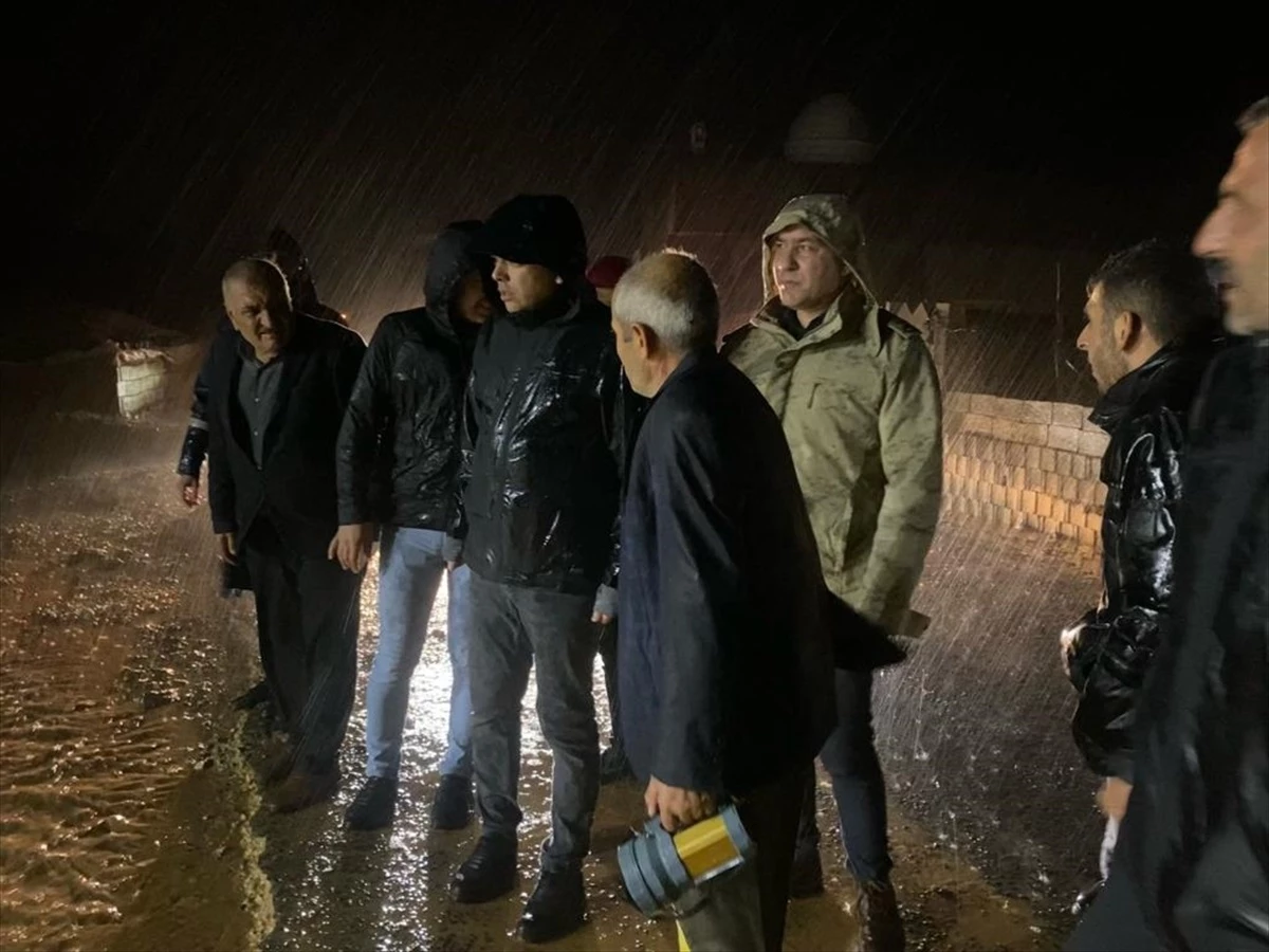Kızıltepe\'de Sağanak Yağış Sonrası Çalışmalar Devam Ediyor