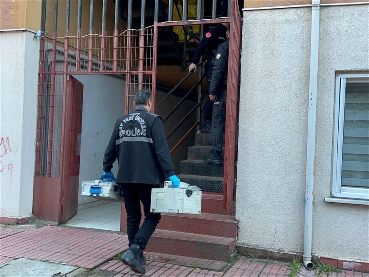 Kocaeli\'de Bir Kişi Karısını Öldürdü, Oğlunu Yaraladı