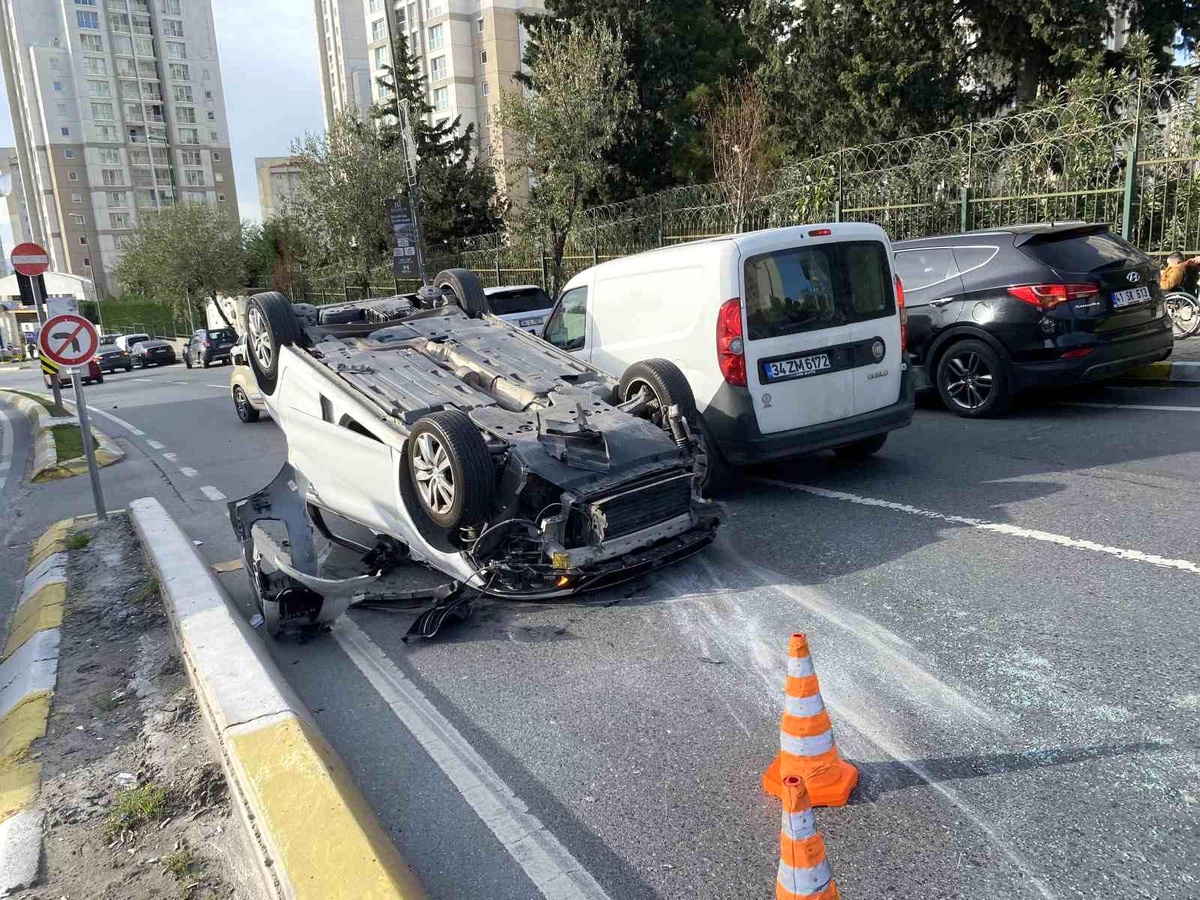 Küçükçekmece\'de Kontrolden Çıkan Otomobil Hastaneden Çıkan Araça Çarptı