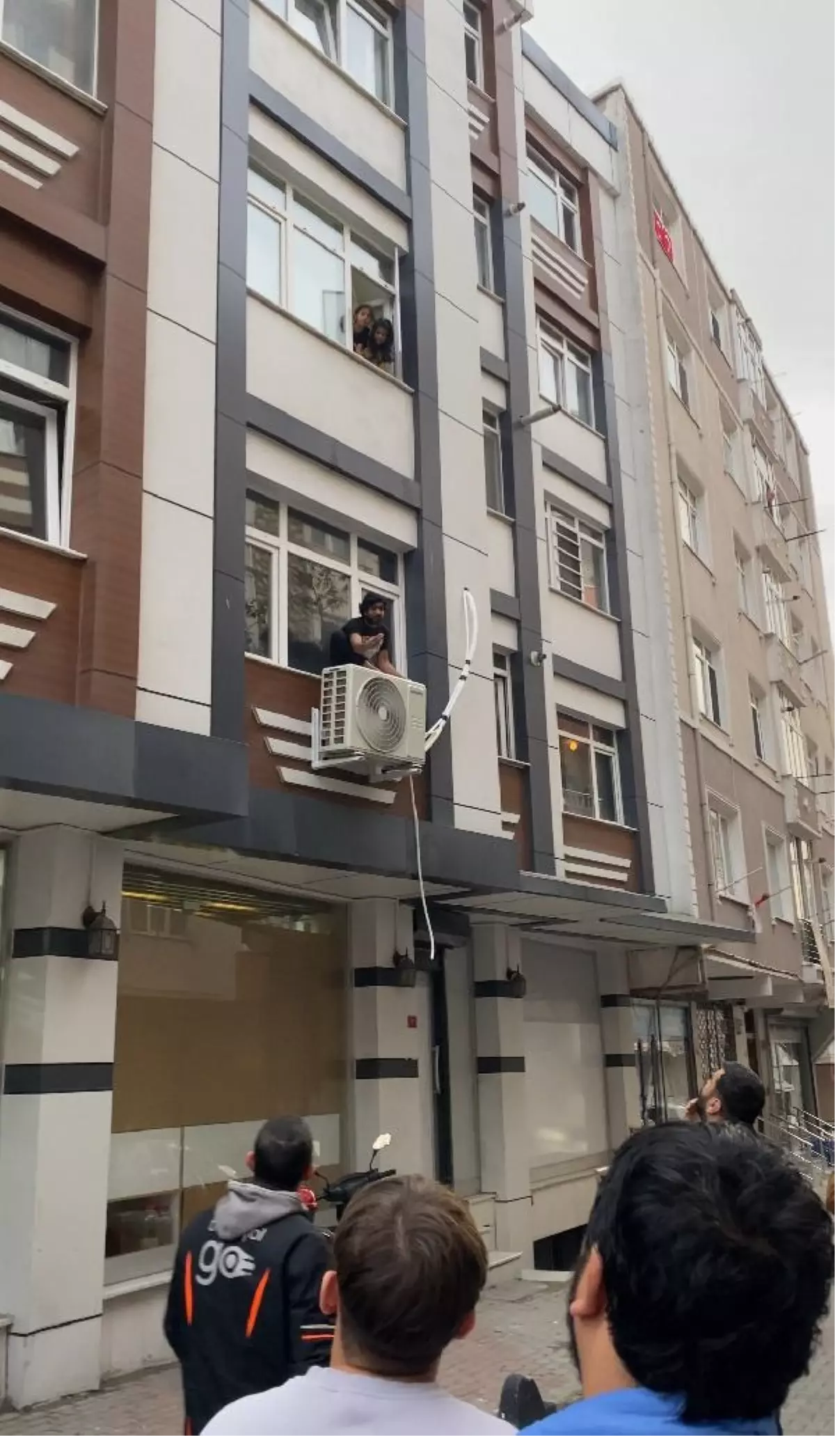 Küçükçekmece\'de Yabancı Uyruklu Kişilerin Tutsak Tutulduğu Evde Kaçma Girişimi