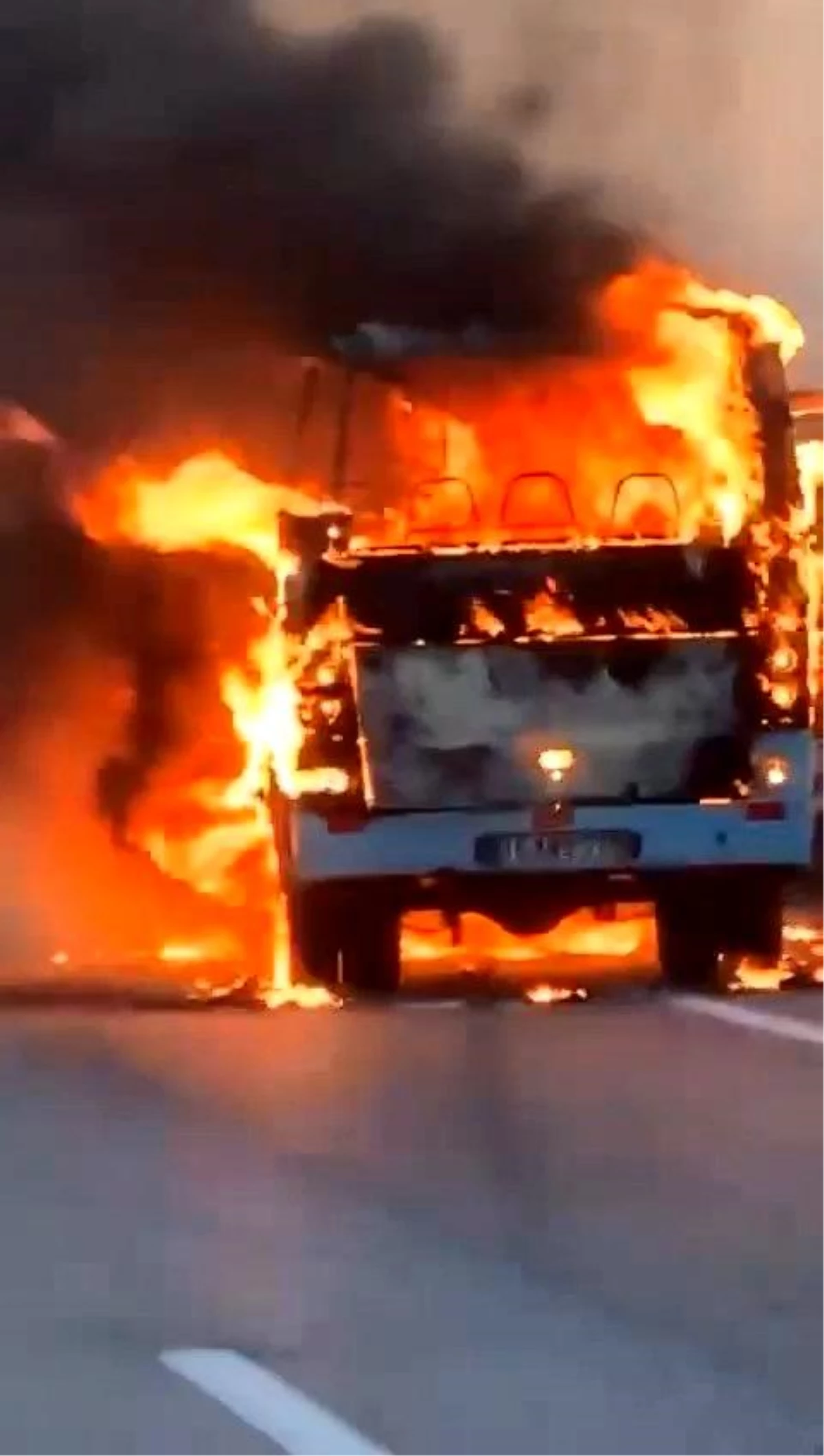 Bursa\'da mevsimlik işçi taşıyan servis aracı alev alev yandı