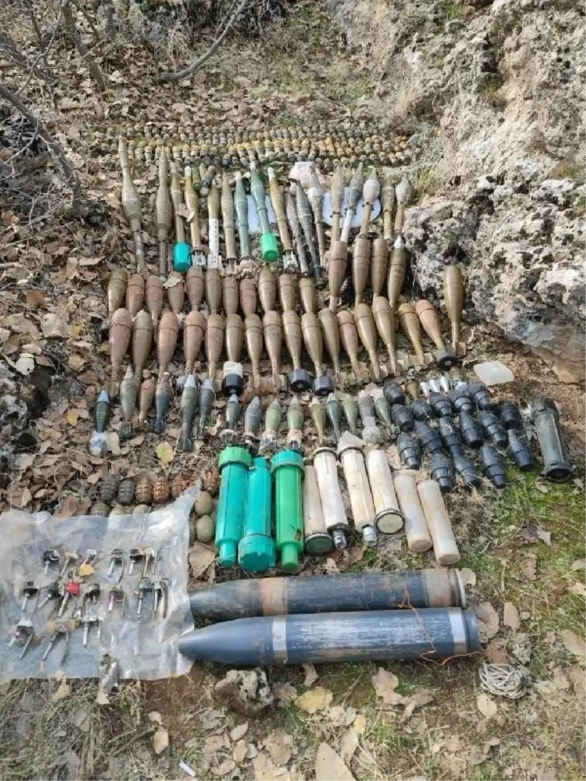 Pençe Kilit Operasyonu\'nda Teröristlere Ait Çok Sayıda Mühimmat Ele Geçirildi