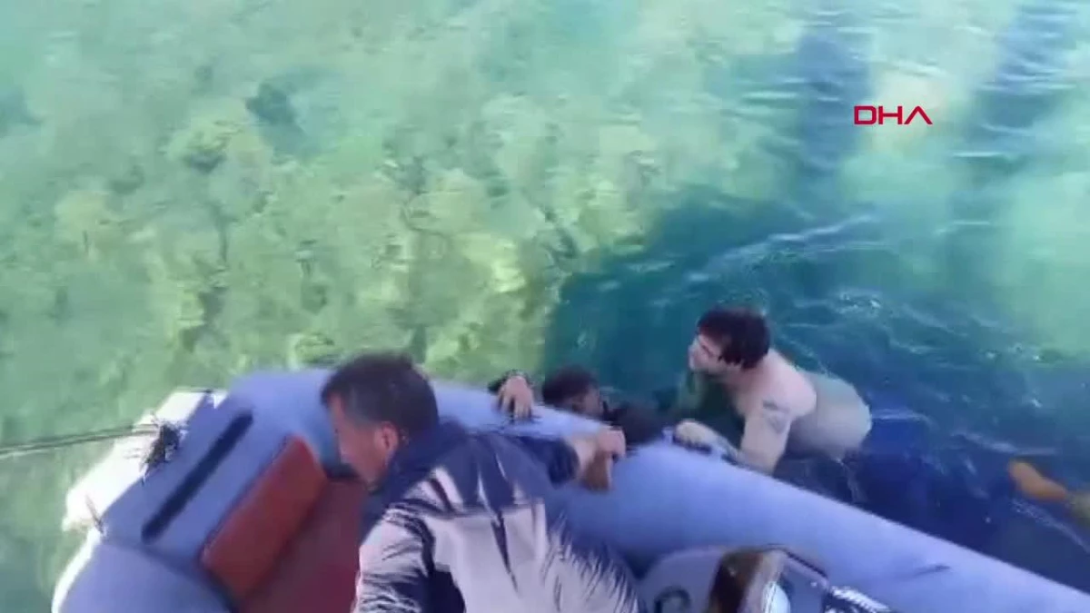 Gazeteciler, ailevi sorunları nedeniyle denize atlamak isteyen kişiyi kurtardı
