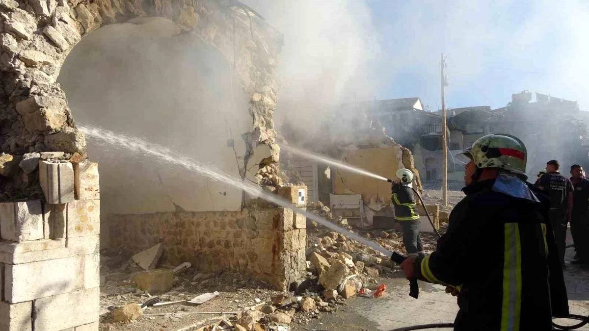 Antakya\'da depremde hasar alan iş yerinde yangın çıktı