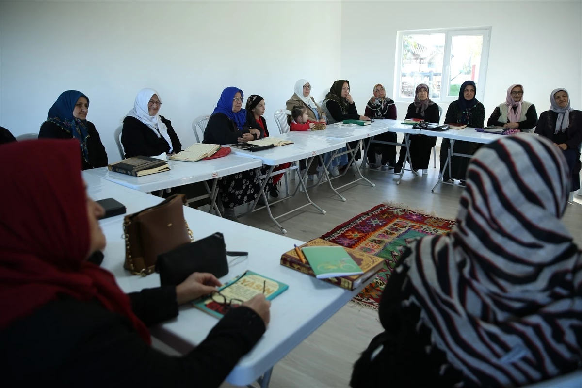 Ordu\'da köy yaşam merkezinde kadınlara Kur\'an-ı Kerim eğitimi veriliyor