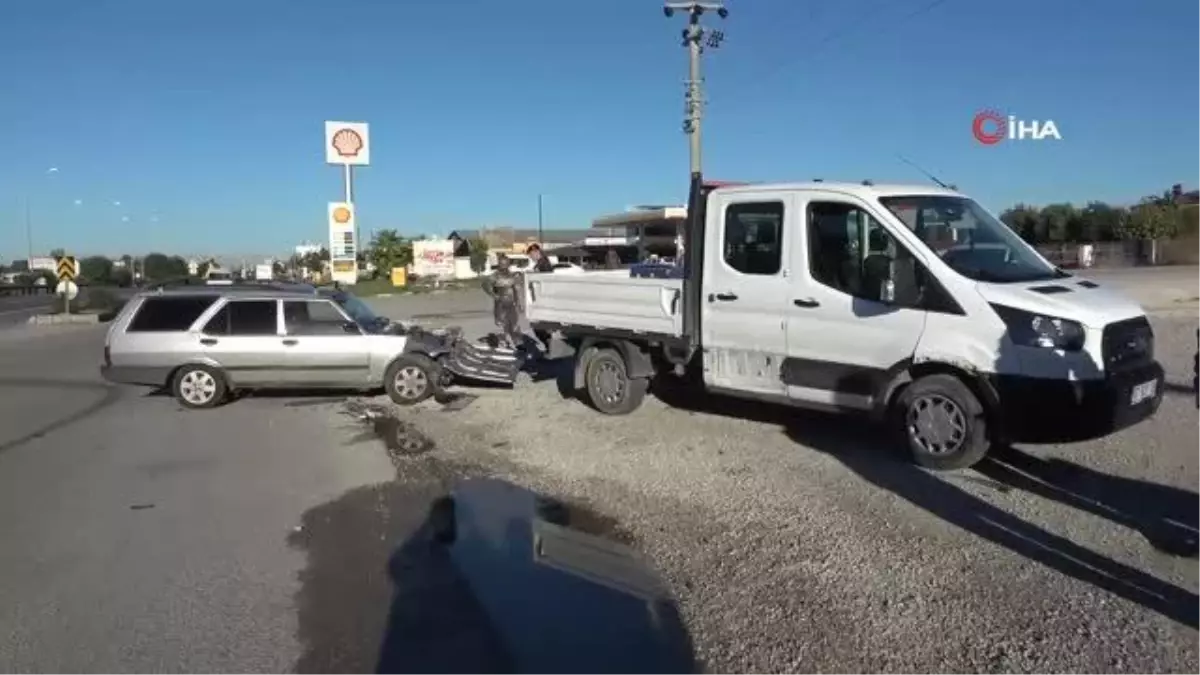 Otomobil ile kamyonetin çarpıştığı kaza kamerada