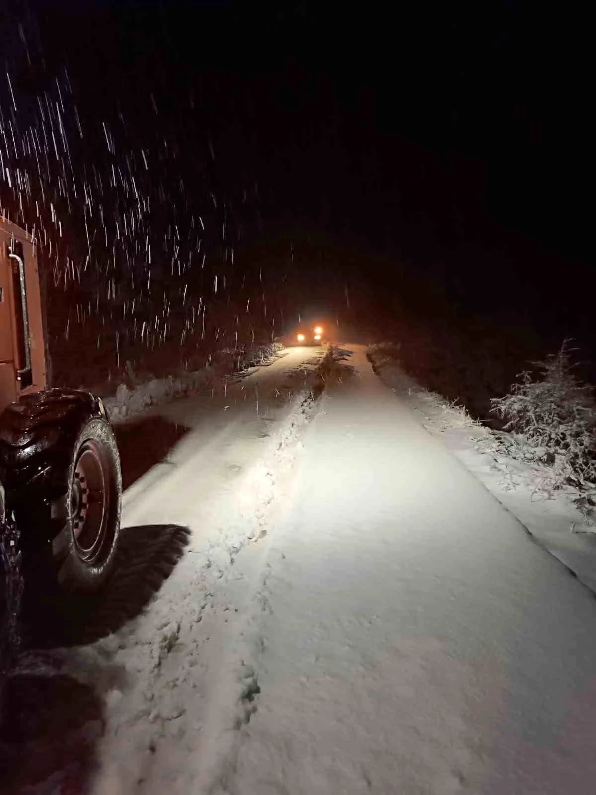 Siirt\'in Şirvan ilçesinde yoğun kar yağışı nedeniyle yolda mahsur kalan 10 araç kurtarıldı