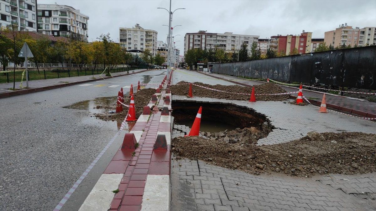 Siirt\'te sağanak nedeniyle yol çöktü