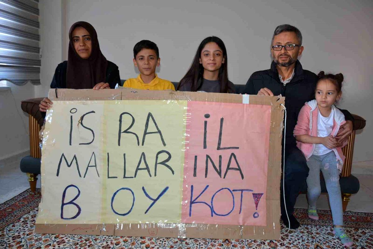 Sındırgılı çocuklar İsrail mallarına boykot çağrısı yapıyor
