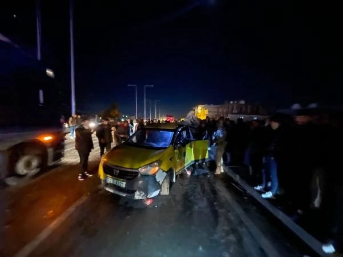 Şırnak\'ta TIR ile taksinin çarpışması sonucu 2 kişi öldü