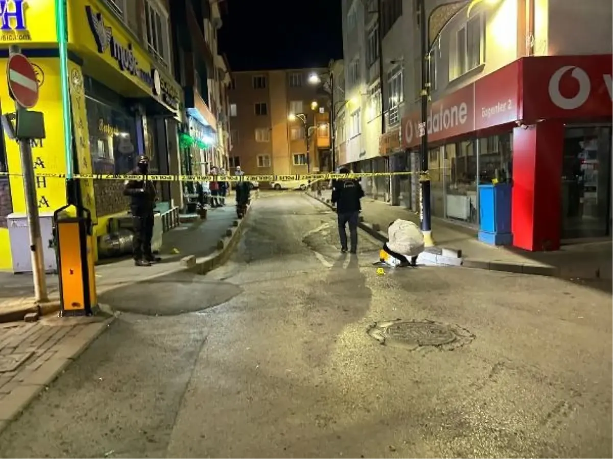 Sivas\'ta Taşlı, Sopalı ve Silahlı Kavga: Bir Otomobil Kullanılamaz Hale Geldi