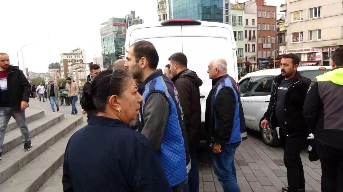 Taksim Camii Önünde Dilenciler Vatandaşları Taciz Etti