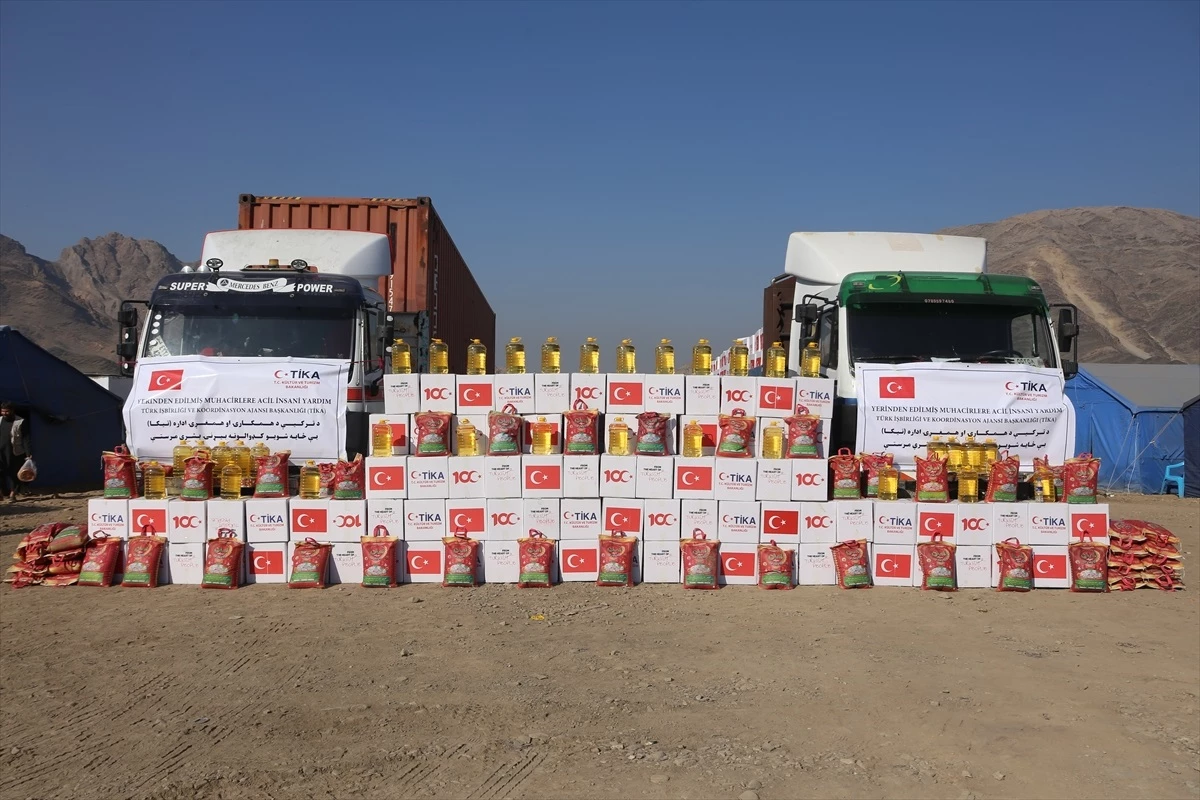 TİKA, Torkham Sınır Kapısı\'ndaki Afgan göçmenlere gıda yardımı yaptı