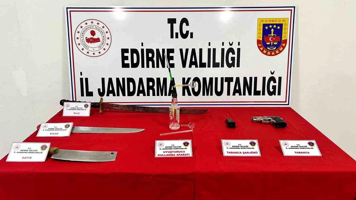 Edirne\'de yapılan operasyonda silah ve kesici aletler ele geçirildi
