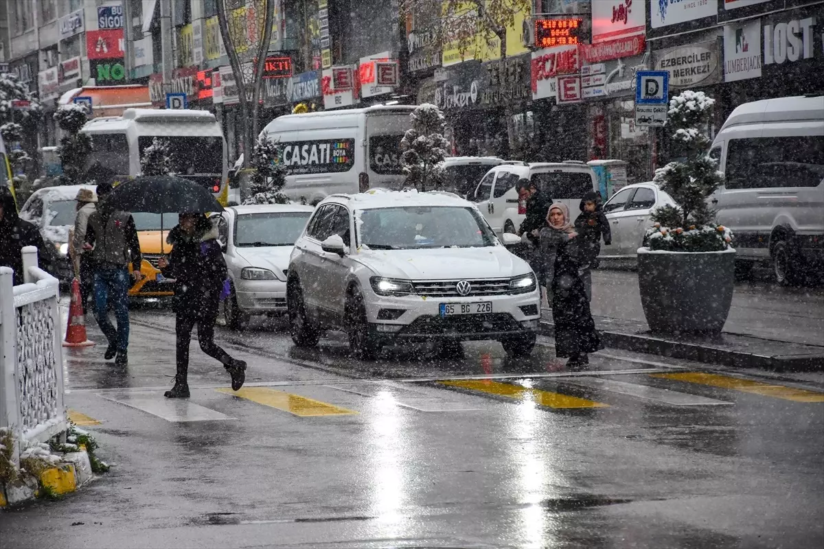 Van\'da yoğun kar ve tipi nedeniyle 142 yerleşim birimine ulaşım sağlanamıyor