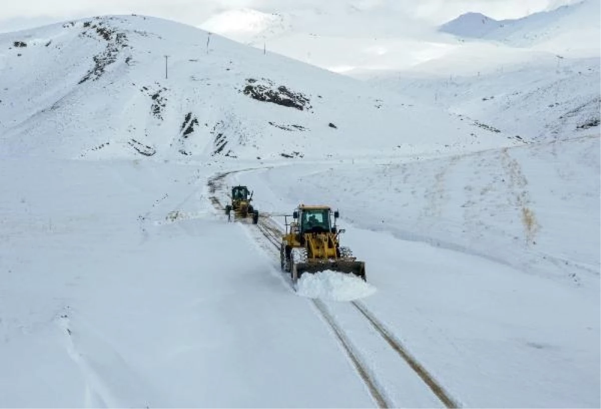 Van\'da Kar Yağışı Sonrası Yollar Açılıyor