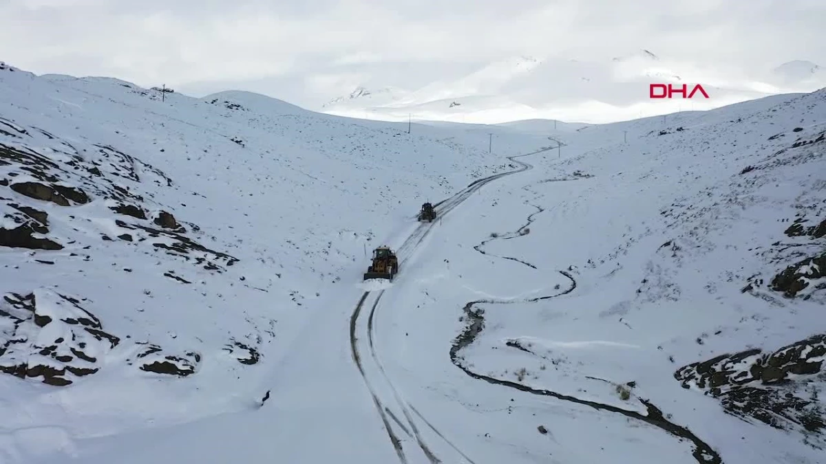 Van\'da Kar Yağışı Sonrası 142 Yerleşim Yeri Yolu Açılıyor
