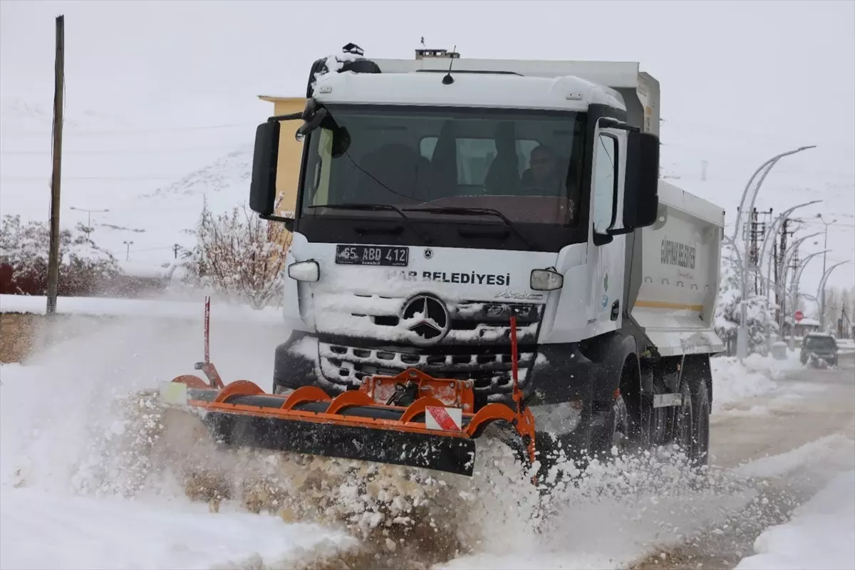 Van'ın Gürpınar ilçesinde karla mücadele çalışmaları sürüyor
