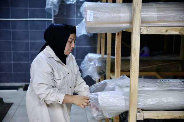 Vefat eden annesinin altınları yıkamaya verdiği halının içinden çıktı Vefat eden annesinin altınları yıkamaya verdiği halının içinden çıktı