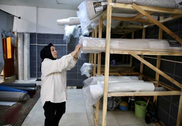 Vefat eden annesinin altınları yıkamaya verdiği halının içinden çıktı Vefat eden annesinin altınları yıkamaya verdiği halının içinden çıktı