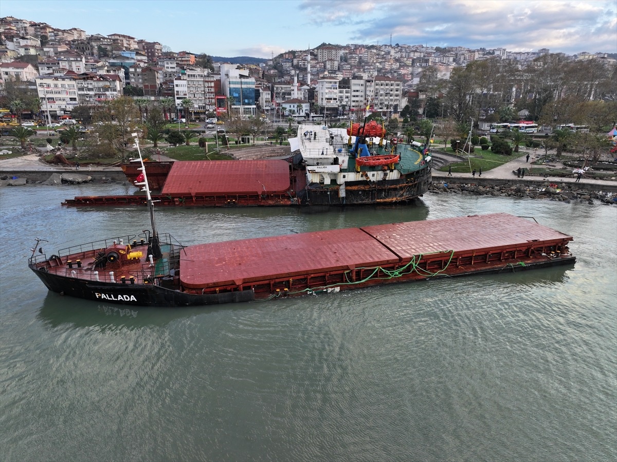 Zonguldak açıklarında batan geminin kaybolan mürettebatı için arama kurtarma çalışmaları devam ediyor