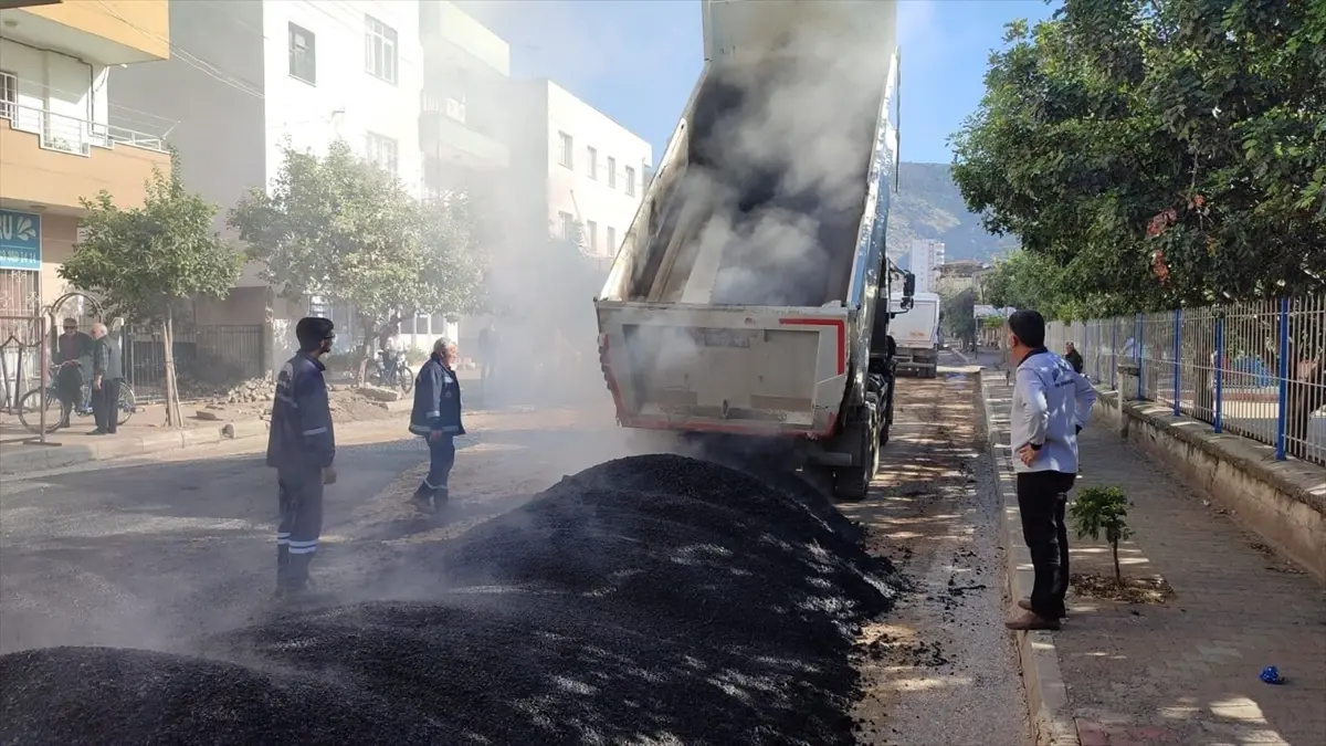 Adana\'da mahallesinin yoluna asfalt dökülen muhtar davul zurna eşliğinde oynadı