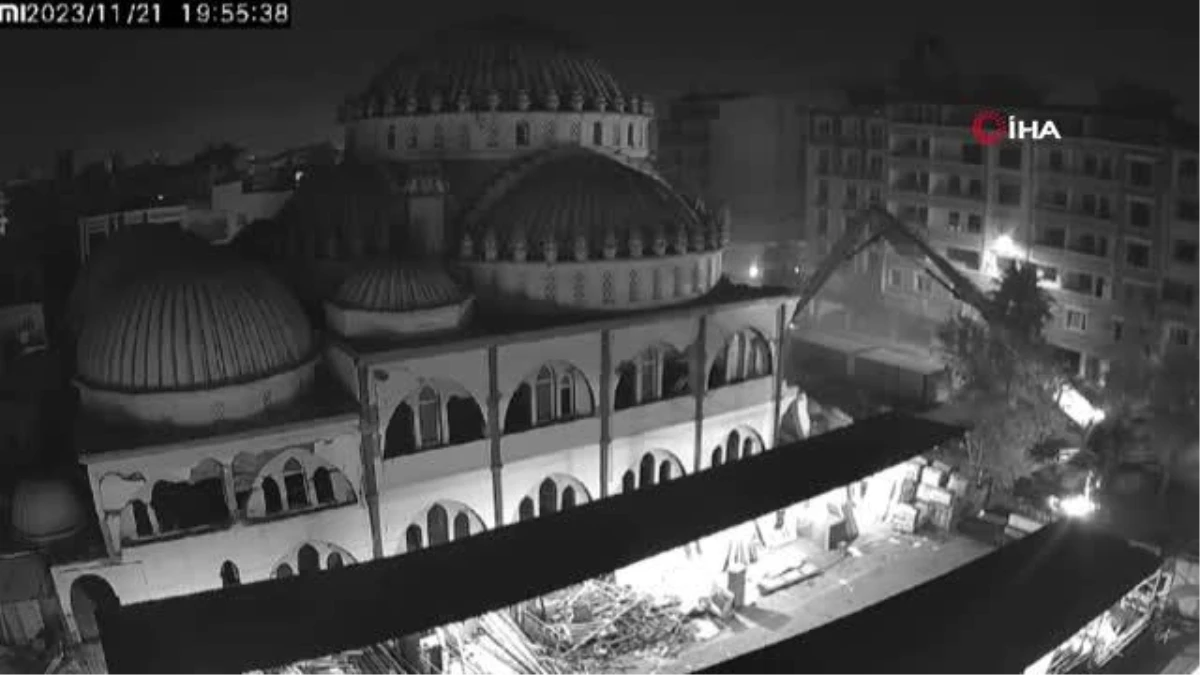 Hatay\'da depremde hasarlı cami yıkıldı