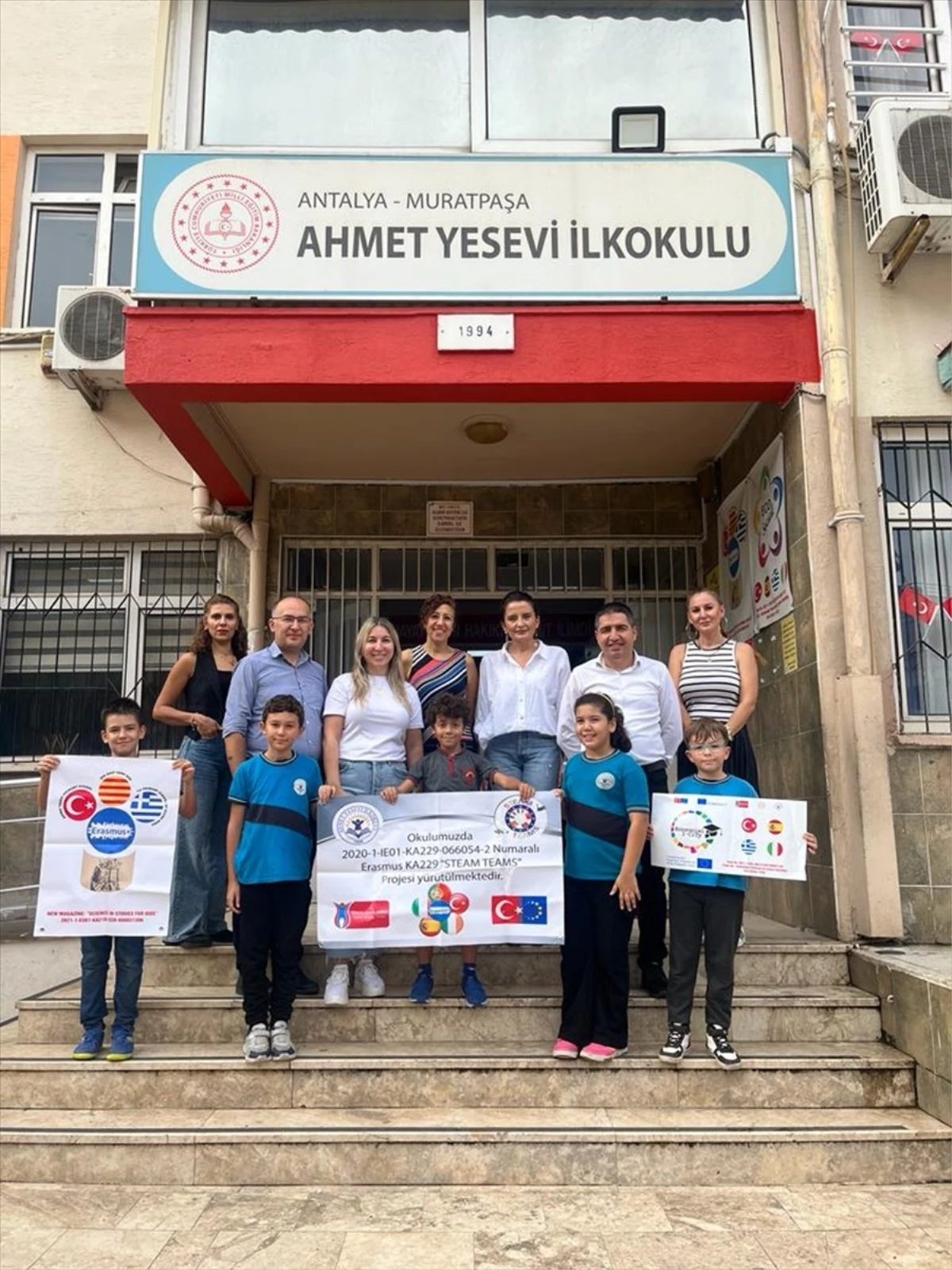 Antalya\'da Ahmet Yesevi İlkokulu\'ndan 15 öğretmen ve 10 öğrenci Erasmus+ programlarına katıldı