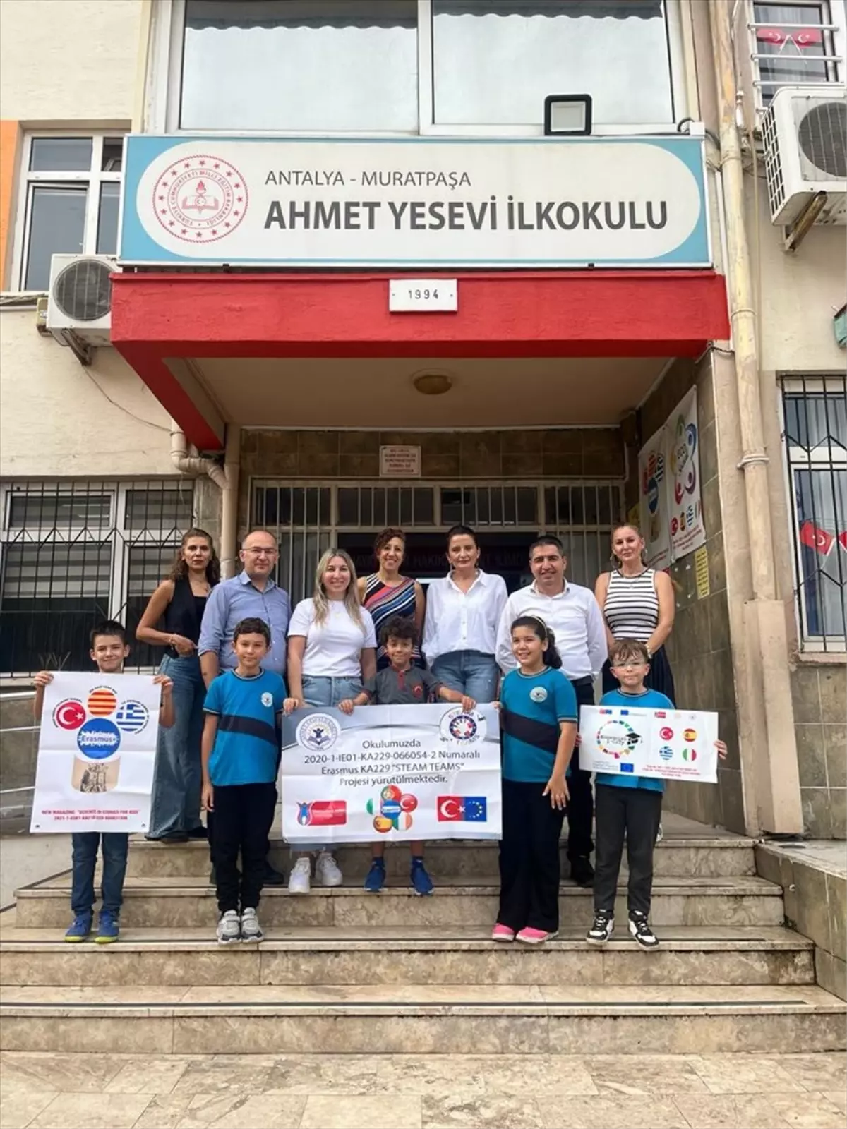 Antalya\'da Ahmet Yesevi İlkokulu\'ndan 15 öğretmen ve 10 öğrenci Erasmus+ programlarına katıldı