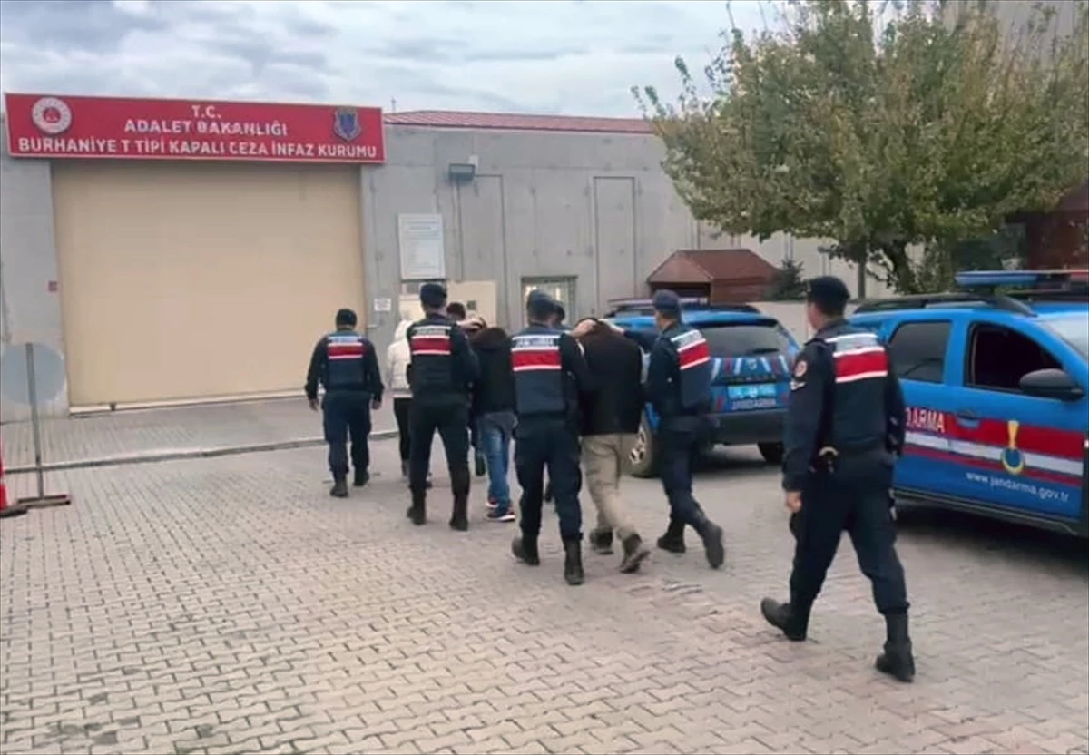 Balıkesir\'de 29 düzensiz göçmen yakalandı, 3 göçmen kaçakçılığı şüphelisi tutuklandı