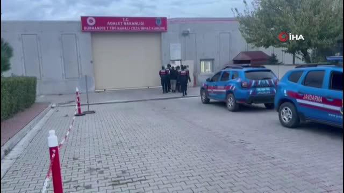 Ayvalık\'ta 16 düzensiz göçmen ve 3 organizatör yakalandı